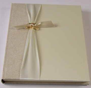 Gb 47 gastenboek met lint en ringen wit