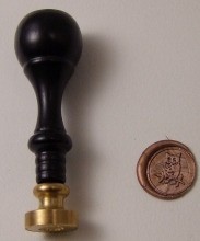 Messingzegel hout uil grijze achtergrond