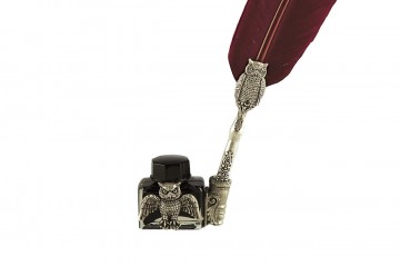 Piu34 schrijfset uil bordeaux veer in inktpothouder